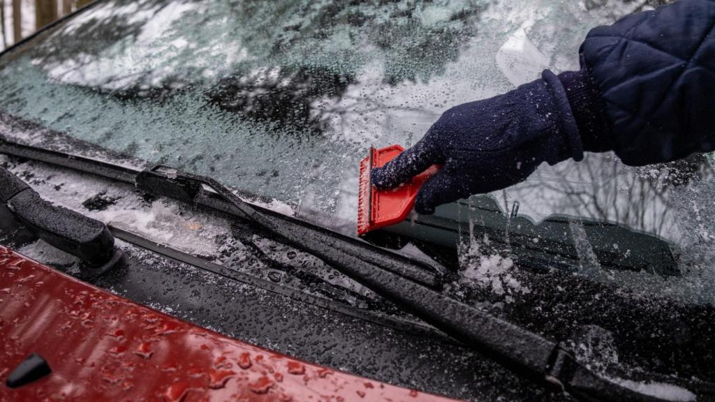Una rasqueta, la solución habitual para retirar la escarcha del parabrisas