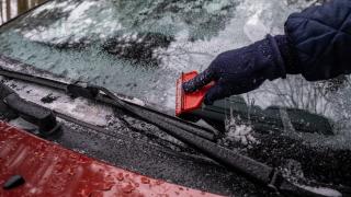 Una rasqueta, la solución habitual para retirar la escarcha del parabrisas