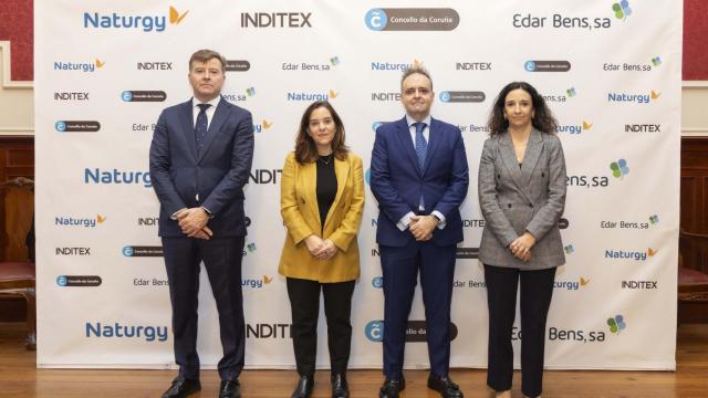 El director de Sostenibilidad de Inditex (Javier Losada), la alcaldesa de A Coruña (Inés Rey), el director de Innovación de Naturgy (Jesús Chapado) y la directora de Ventas al Mercado Industrial de Naturgy (María Higueras) en la firma del acuerdo entre Naturgy e Inditex.