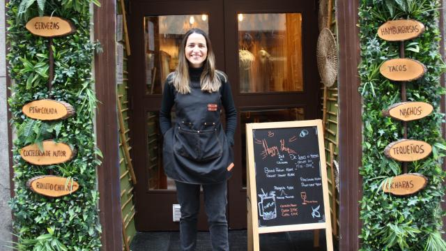 Abril Jiménez en la puerta de su restaurante Tulum.
