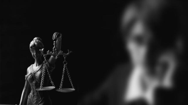 Imagen de una mujer abogada, sin relación alguna con el procedimiento narrado en esta noticia.