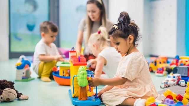 Niños jugando en una guardería, en una imagen de archivo.