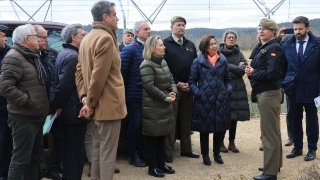 Margarita Robles visita el campamento de Monte la Reina