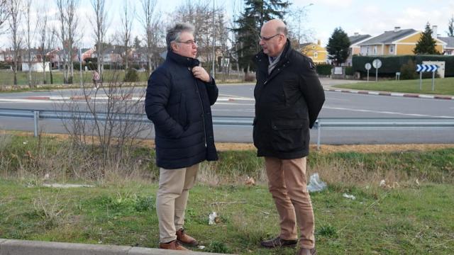Los concejales Ángel Manso y Jesús Hernández, en las nuevas paradas en las líneas del servicio ‘Búho’ de los jueves y viernes