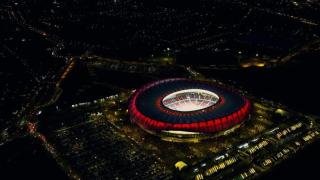 Imagen del Metropolitano de noche.