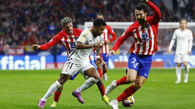 Rodrygo trata de regatear a Hermoso