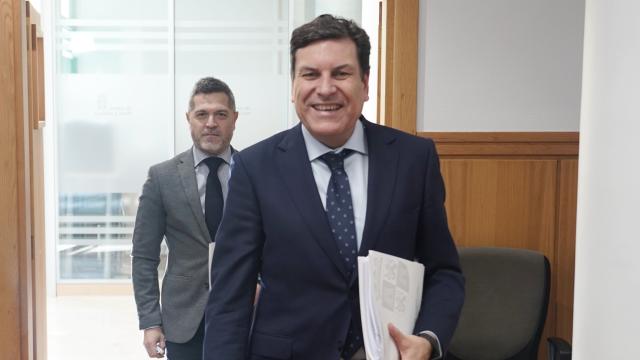 El portavoz de la Junta, Carlos Fernández Carriedo, a su llegada a la rueda de prensa posterior al Consejo de Gobierno, este jueves.