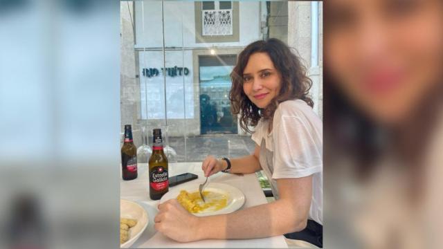 La tortilla de patatas favorita de Isabel Ayuso se sirve en este bar de A Coruña: es de tipo Betanzos