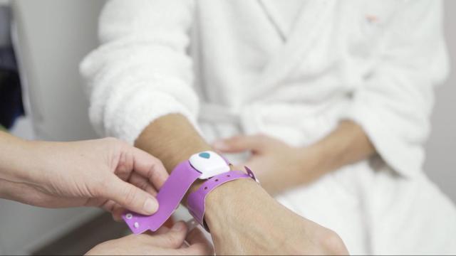 Pulsera de Mysphera para la localización de pacientes en tiempo real.