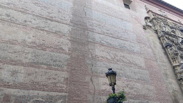 Imagen de la gran grieta que recorre de arriba a abajo la fachada de la iglesia del Sagrario.
