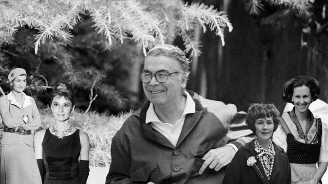 Cristobal Balenciaga  en su jardín.