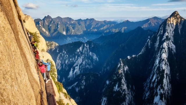 Imagen de unas personas realizando actividades en la cordillera de Qinling