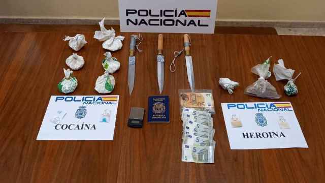 Droga y dinero intervenido en la operación policial.