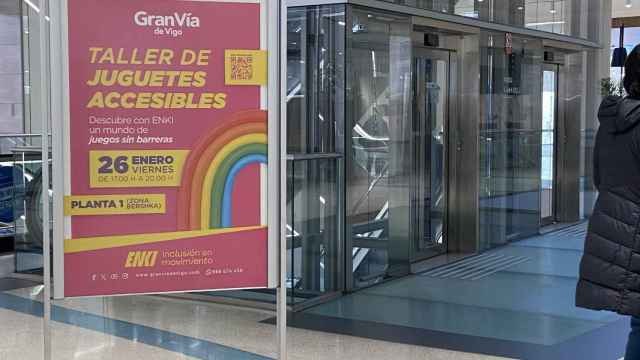 Cartel del taller en el centro comercial.