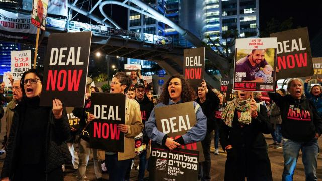 Familiares de rehenes de Hamás protestando en Tel Aviv para pedir a Netanyahu un acuerdo con el grupo palestino.