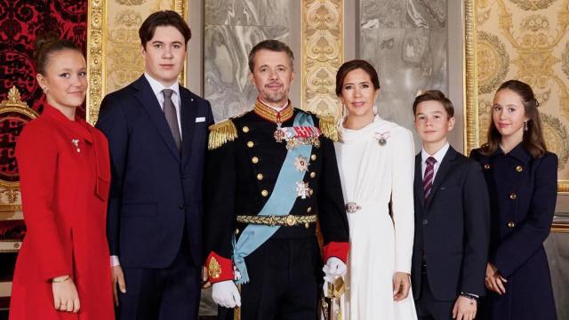 Federico X, Mary de Dinamarca, Christian, Isabella, Vicente y Josefina, el día de la abdicación de Margarita II.