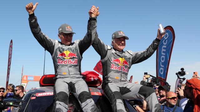 Carlos Sainz, junto a Lucas Cruz, celebra su triunfo en el Dakar.
