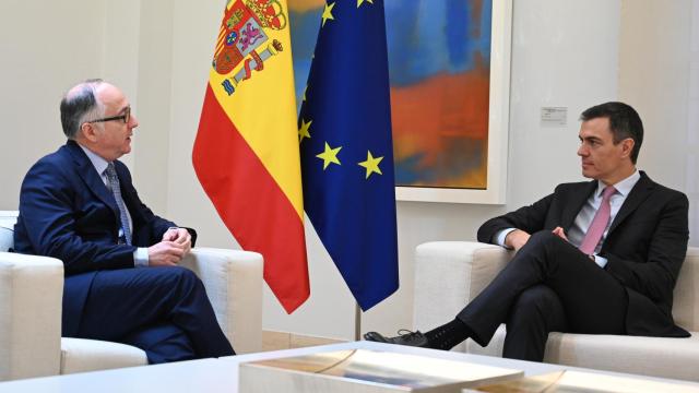 El presidente del Gobierno, Pedro Sánchez, junto al consejero delegado del IAG, Luis Gallego.
