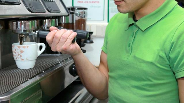 El camarero de un bar prepara un café.