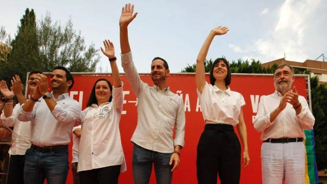 Diana Morant y Carlos Fernández Bielsa en un mitin socialista. EE