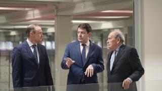 El presidente de la Junta, Alfonso Fernández Mañueco, junto al presidente de Bodegas Protos, Edmundo Bayón, en la inauguración del nuevo centro logístico de Protos en Peñafiel