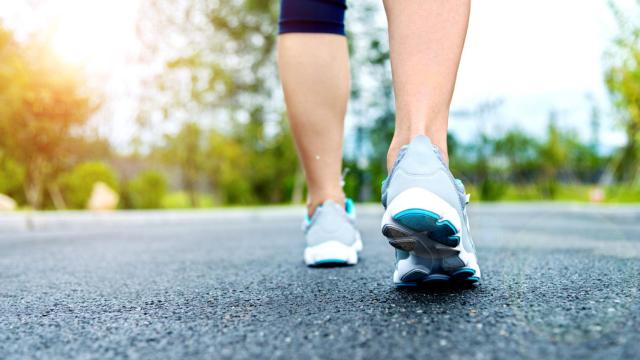 Una mujer hace footing.