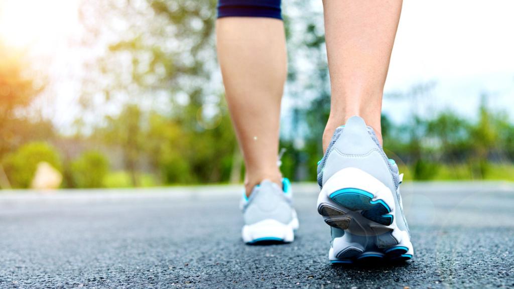 Una mujer hace footing.