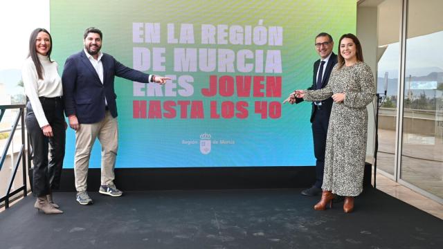 El presidente de la Región de Murcia, Fernando López Miras, este viernes, presentando el nuevo plan 'OporTÚnidades', junto a la consejera de Juventud, Carmen Conesa.