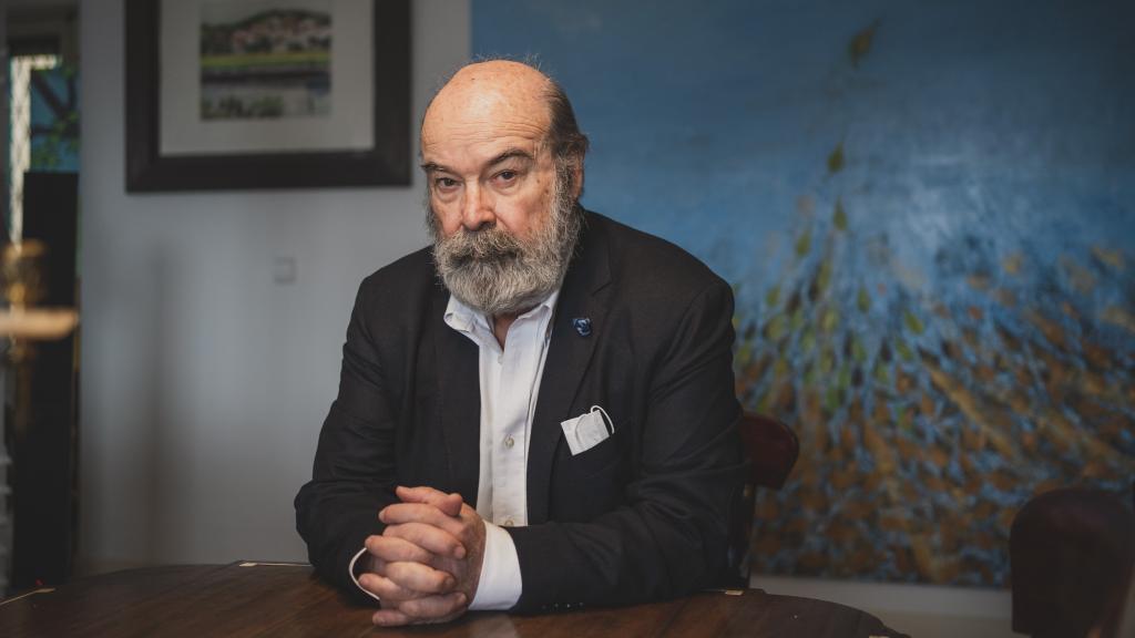 El actor Antonio Resines posa para EL ESPAÑOL en el salón de su casa de Madrid.