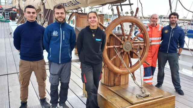 La tripulación del pailebote Pascual Flores, actualmente amarrado en Torrevieja.