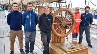 La tripulación del pailebote Pascual Flores, actualmente amarrado en Torrevieja.