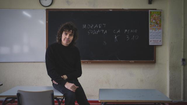 Rubén Pozo, en la clase del Instituto Alameda de Osuna en que estudiaba de adolescente. Foto: Javier Carbajal