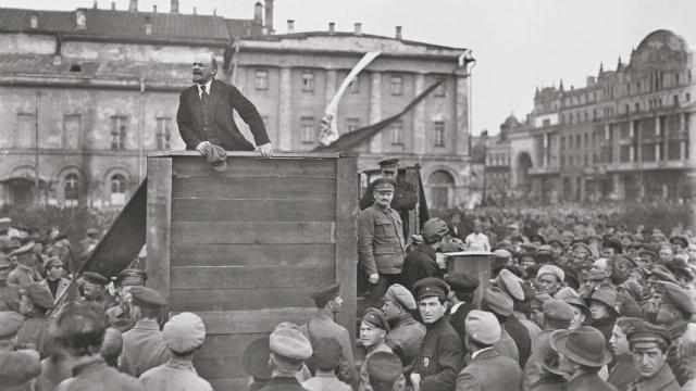 Discurso de Lenin frente a una masa de obreros.