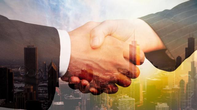 Dos personas dándose la mano como representación del ODS 17. Recuperada de iStock