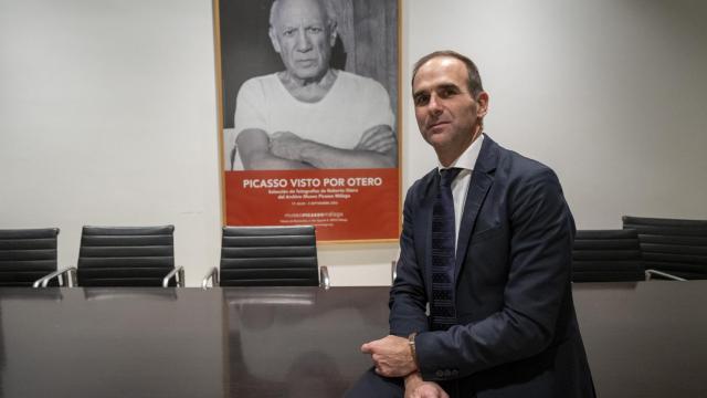 Miguel López-Remiro Forcada posa junto a la fotografía de Pablo Ruiz-Picasso.