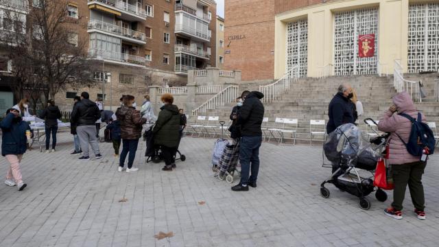 Varias personas hacen cola para recibir alimentos, en una imagen de archivo.