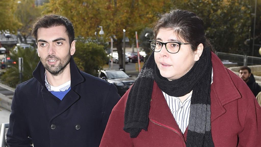 Zeus y Thais Tous llegando a los juzgados de Madrid, en noviembre de 2017, para asistir al juicio contra el administrador de su madre. 
