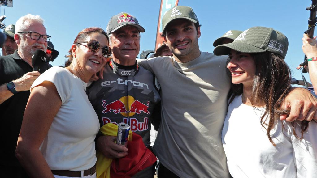 Carlos Sainz celebra con su familia su victoria en el Rally Dakar 2024