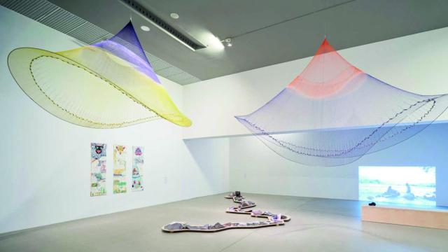 Vista de la exposición con 'Cosmoatarraya' y 'Mae das aguas livres I', 2019, y 'Serpent River Book', 2017. Foto: erredehierro