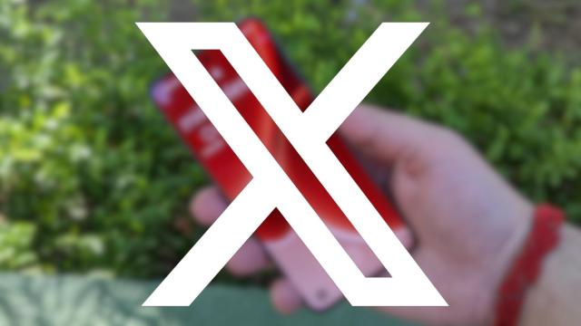 Logotipo de X (Twitter) sobre un teléfono móvil