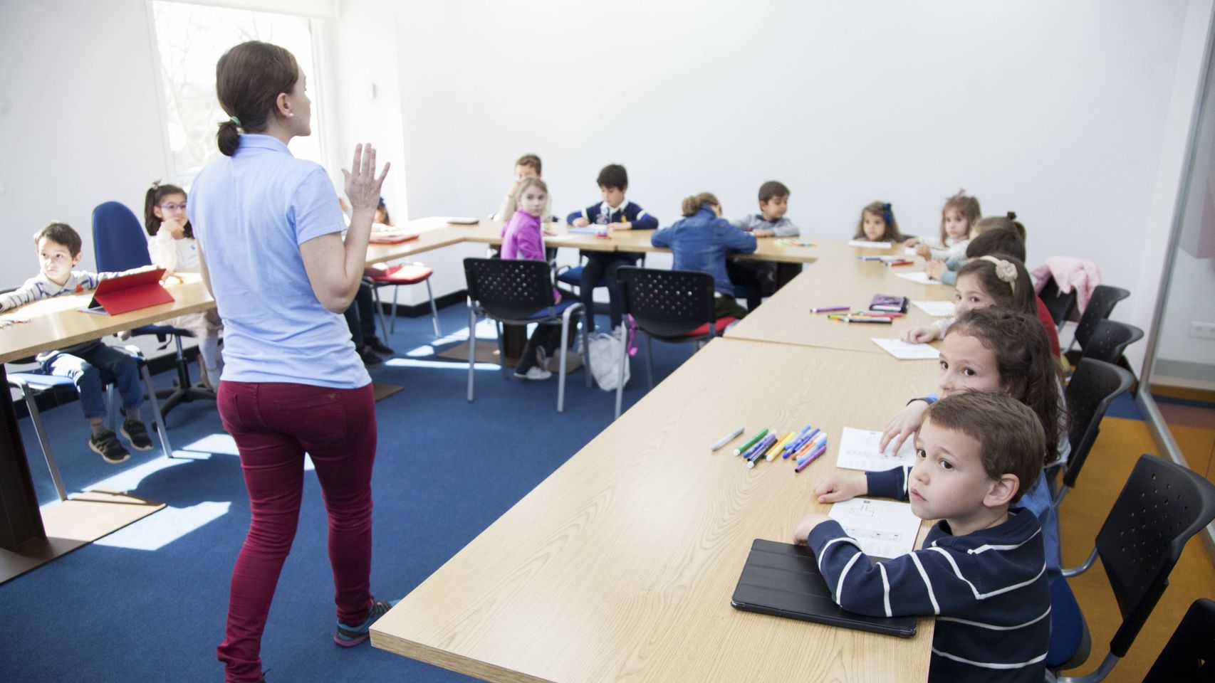 Imagen de archivo de una profesora dando clase a alumnos de Primaria.