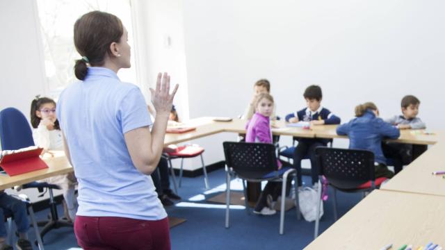 Una maestra da clase en un colegio de Toledo.