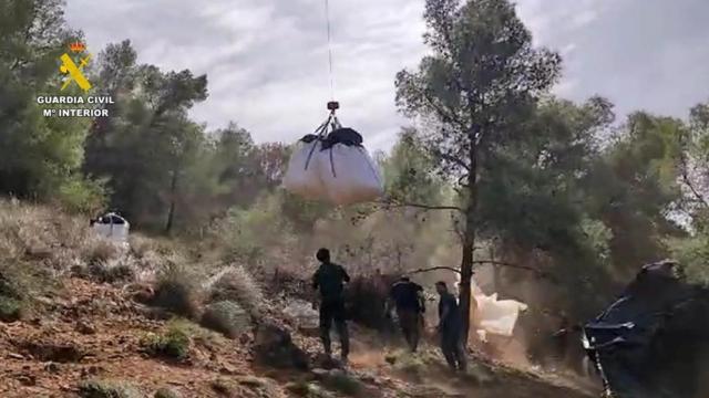 Traslado en helicóptero de la marihuana incautada en el campamento de la Sierra Almijara.