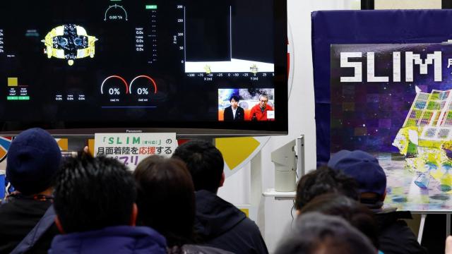 Los técnicos de JAXA observando la telemetría de la sonda SLIM