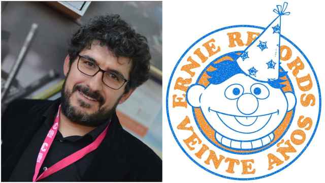 Josiño Carballo y el logo conmemorativo del 20 aniversario de Ernie Records.