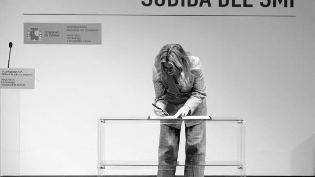 Yolanda Díaz, ministra de Trabajo y Economía Social, en la firma del acuerdo con los sindicatos sobre el SMI.