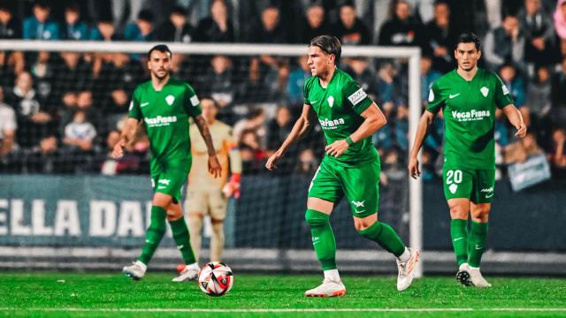 Raúl Guti, en el centro, conduce el balón durante un partido de Copa.