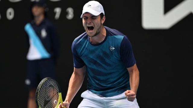 Miomir Kecmanovic celebra el triunfo ante Tommy Paul