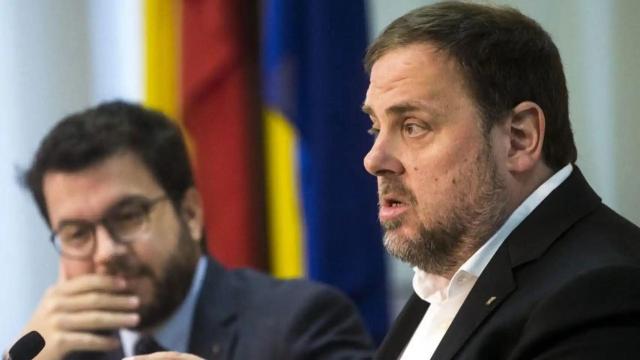 Pere Aragonès, presidente de la Generalitat de Cataluña, junto a Oriol Junqueras, presidente de su partido, ERC.