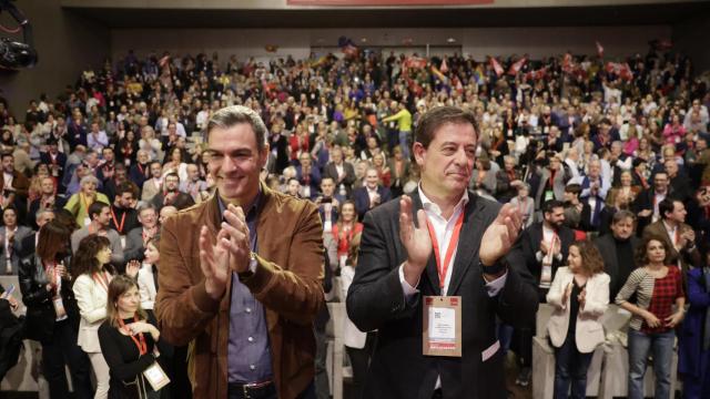 El presidente del Gobierno, Pedro Sánchez, en el acto en La Coruña, junto al candidato del PSOE para la Xunta gallega, José Ramón Besteiro.